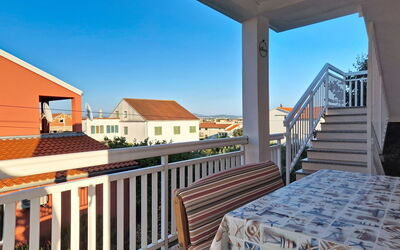 Vodice 603: Woongebied, Huis, Huis, Dak, Appartement, Balkon, Landgoed, Voorstad, Veranda, Villa