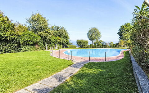 Casa Prais: Blauw, Zwembad, Tuin, Gazon, Landscaping, Park