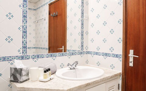 Paloma: Flooring, Loodgieterswerkinrichting, Interieur Ontwerp, Verdieping, Wastafel, Kraan, Loodgieter, Badkamer, Wastafel In De Badkamer, Tegel