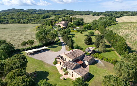 Tuscan Hamlet Relais Piettorri: Gras, Plain, Grasland, Landschap, Huis, Landgoed, Huis, Land Lot, Landelijk Gebied
