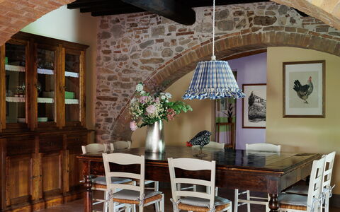 Tuscan Hamlet Relais Piettorri: Meubilair, Interieur Ontwerp, Stoel, Tafel, Flooring, Eetkamer, Hout, Keuken En Eettafel, Plafond, Verdieping