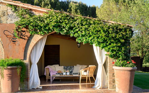 Tuscan Hamlet Relais Piettorri: Tuin, Schaduw, Bloempot, Outdoor Structuur, Hacienda, Binnenplaats, Buitenmeubels, Kamerplant, Pergola, Backyard