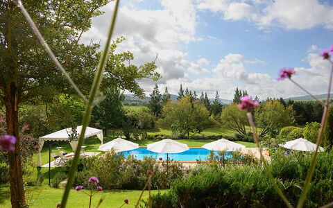 Tuscan Hamlet Relais Piettorri: Tuin, Zwembad, Paraplu, Toevlucht, Buitenmeubels, Landscaping, Schaduw, Eco Hotel, Stoel, Gazon