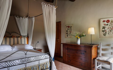 Tuscan Hamlet Relais Piettorri: Meubilair, Interieur Ontwerp, Slaapkamer, Bed, Hout, Flooring, Linens, Verdieping, Kamer, Tafel