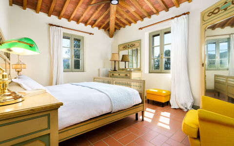 Villa Monte, Bolgheri: Bed, Interieur Ontwerp, Slaapkamer, Muur, Meubilair, Plafond, Verdieping, Bedding, Huis, Flooring