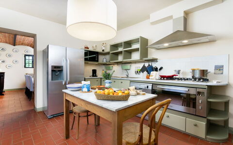 Villa Monte, Bolgheri: Meubilair, Keuken, Interieur Ontwerp, Toestel Van De Keuken, Countertop, Flooring, Plafond, Cabinetry, Huishoudapparatuur, Kamer