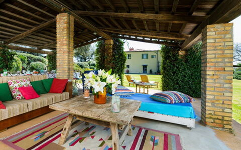 Villa Monte, Bolgheri: Meubilair, Hout, Stoel, Buitenmeubels, Toevlucht, Plafond, Eco Hotel, Outdoor Structuur, Tuin, Schaduw