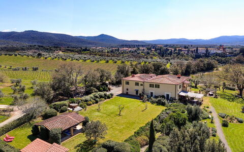 Villa Monte, Bolgheri: Landschap, Landelijk Gebied, Huis, Land Lot, Plain, Grasland, Menselijke Nederzetting, Landgoed, Dorp
