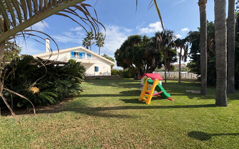 Villa le Palme, Marina di Ragusa: Schaduw, Gazon, Tuin, Landgoed, Landscaping, Toevlucht, Hacienda, Werf