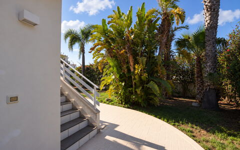 Villa le Palme, Marina di Ragusa: Woody Plant, Schaduw, Eco Hotel, Landscaping, Balkon, Tropen, Hacienda, Toevlucht