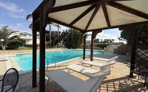 Villa le Palme, Marina di Ragusa: Zwembad, Toevlucht, Schaduw, Prieel, Samengesteld Materiaal, Outdoor Structuur, Eco Hotel, Vrije Tijd, Paviljoen, Buitenmeubels