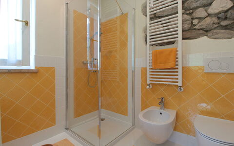 Casa Mis: Flooring, Verdieping, Interieur Ontwerp, Loodgieterswerkinrichting, Muur, Badkamer, Tegel, Loodgieter, Kraan, Plafond