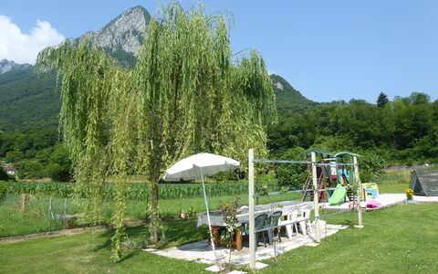 Casa Mis: Tuin, Gazon, Schaduw, Park, Evergreen, Landscaping, Werf, Backyard, Buitenmeubels