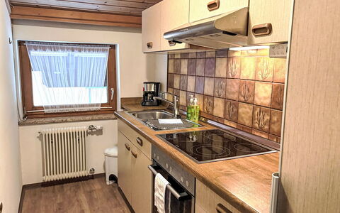 Saalbach-Hinterglemm 626: Keuken, Hout, Countertop, Major Appliance, Toestel Van De Keuken, Cabinetry, Flooring, Interieur Ontwerp, Meubilair, Verdieping