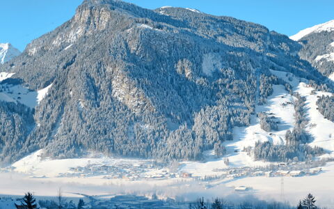 Zell am Ziller 737: Blauw, Hout, Meubilair, Huis, Buitenmeubels, Stoel, Schaduw, Balkon, Beits, Eco Hotel