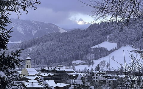 Oberndorf in Tirol 1: Blauw, Hout, Meubilair, Huis, Buitenmeubels, Stoel, Schaduw, Balkon, Beits, Eco Hotel