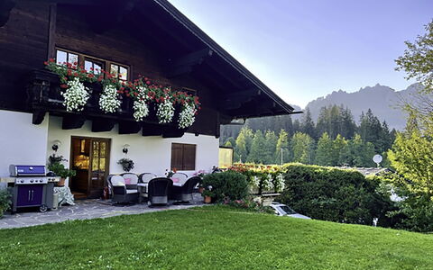 Oberndorf in Tirol 1: Blauw, Hout, Meubilair, Huis, Buitenmeubels, Stoel, Schaduw, Balkon, Beits, Eco Hotel