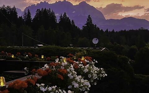Oberndorf in Tirol 1: Blauw, Hout, Meubilair, Huis, Buitenmeubels, Stoel, Schaduw, Balkon, Beits, Eco Hotel