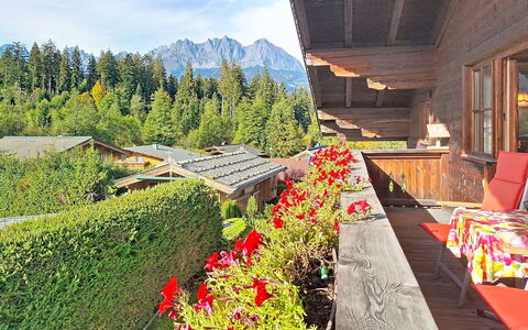 Oberndorf in Tirol 1: Blauw, Hout, Meubilair, Huis, Buitenmeubels, Stoel, Schaduw, Balkon, Beits, Eco Hotel