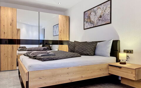 Apart Hofmann: Blauw, Hout, Meubilair, Huis, Buitenmeubels, Stoel, Schaduw, Balkon, Beits, Eco Hotel