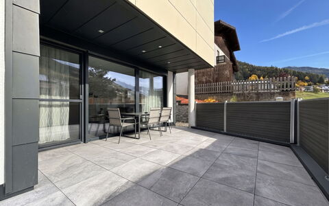 Apart Hofmann: Blauw, Hout, Meubilair, Huis, Buitenmeubels, Stoel, Schaduw, Balkon, Beits, Eco Hotel
