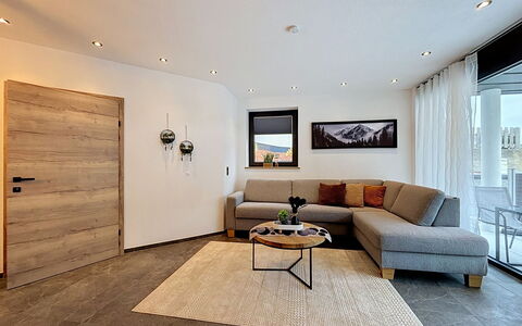 Apart Hofmann: Blauw, Hout, Meubilair, Huis, Buitenmeubels, Stoel, Schaduw, Balkon, Beits, Eco Hotel
