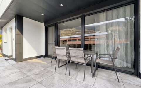 Apart Hofmann: Blauw, Hout, Meubilair, Huis, Buitenmeubels, Stoel, Schaduw, Balkon, Beits, Eco Hotel
