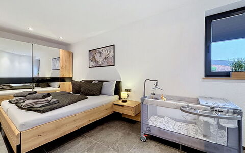 Apart Hofmann: Blauw, Hout, Meubilair, Huis, Buitenmeubels, Stoel, Schaduw, Balkon, Beits, Eco Hotel