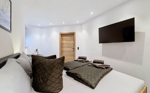 Apart Hofmann: Blauw, Hout, Meubilair, Huis, Buitenmeubels, Stoel, Schaduw, Balkon, Beits, Eco Hotel