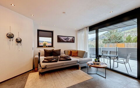 Apart Hofmann: Blauw, Hout, Meubilair, Huis, Buitenmeubels, Stoel, Schaduw, Balkon, Beits, Eco Hotel