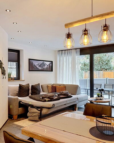 Apart Hofmann: Blauw, Hout, Meubilair, Huis, Buitenmeubels, Stoel, Schaduw, Balkon, Beits, Eco Hotel