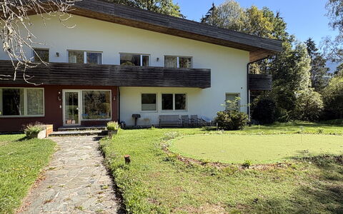 Afritz am See 9: Blauw, Hout, Meubilair, Huis, Buitenmeubels, Stoel, Schaduw, Balkon, Beits, Eco Hotel