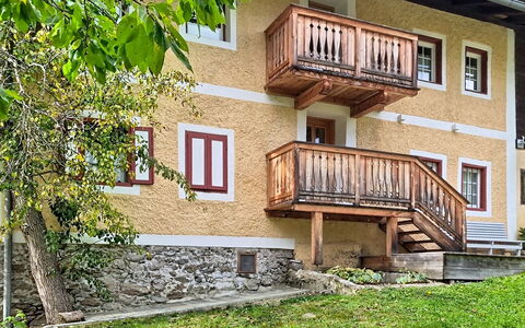 Villa Maria: Blauw, Hout, Meubilair, Huis, Buitenmeubels, Stoel, Schaduw, Balkon, Beits, Eco Hotel