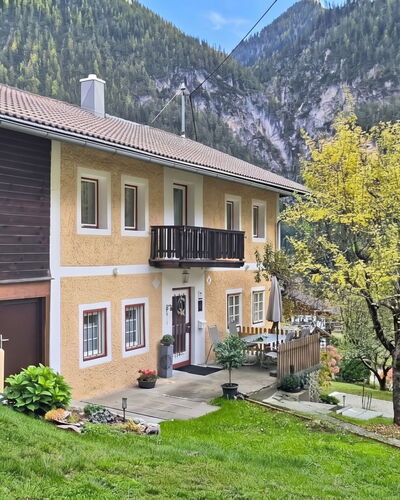 Villa Maria: Blauw, Hout, Meubilair, Huis, Buitenmeubels, Stoel, Schaduw, Balkon, Beits, Eco Hotel