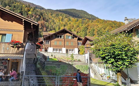 Chalet Schwizerhüsli: Blauw, Hout, Meubilair, Huis, Buitenmeubels, Stoel, Schaduw, Balkon, Beits, Eco Hotel