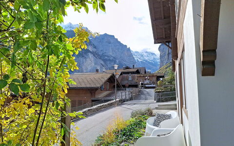 Chalet Schwizerhüsli: Blauw, Hout, Meubilair, Huis, Buitenmeubels, Stoel, Schaduw, Balkon, Beits, Eco Hotel