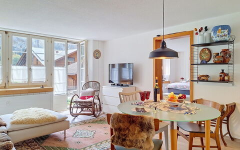 Chalet Schwizerhüsli: Blauw, Hout, Meubilair, Huis, Buitenmeubels, Stoel, Schaduw, Balkon, Beits, Eco Hotel