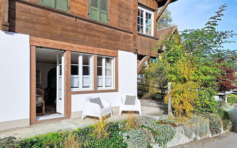Chalet Schwizerhüsli: Blauw, Hout, Meubilair, Huis, Buitenmeubels, Stoel, Schaduw, Balkon, Beits, Eco Hotel