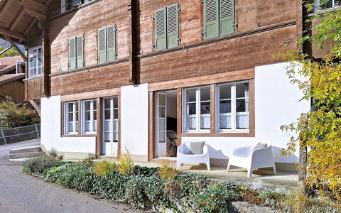 Chalet Schwizerhüsli: Blauw, Hout, Meubilair, Huis, Buitenmeubels, Stoel, Schaduw, Balkon, Beits, Eco Hotel