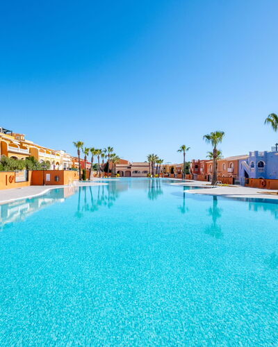Pueblo de la Paz: Blauw, Hout, Meubilair, Huis, Buitenmeubels, Stoel, Schaduw, Balkon, Beits, Eco Hotel