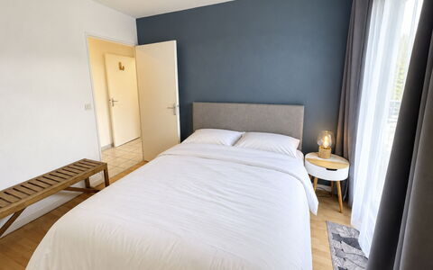 Domaine du Yearling: Blauw, Hout, Meubilair, Huis, Buitenmeubels, Stoel, Schaduw, Balkon, Beits, Eco Hotel
