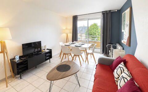 Domaine du Yearling: Blauw, Hout, Meubilair, Huis, Buitenmeubels, Stoel, Schaduw, Balkon, Beits, Eco Hotel
