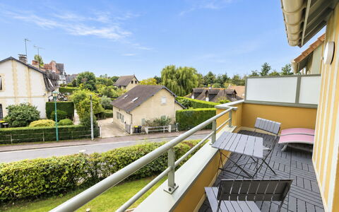 Domaine du Yearling: Blauw, Hout, Meubilair, Huis, Buitenmeubels, Stoel, Schaduw, Balkon, Beits, Eco Hotel
