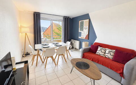 Domaine du Yearling: Blauw, Hout, Meubilair, Huis, Buitenmeubels, Stoel, Schaduw, Balkon, Beits, Eco Hotel