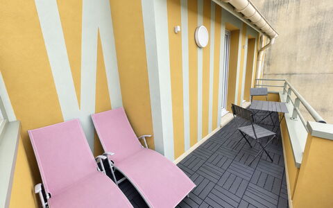 Domaine du Yearling: Blauw, Hout, Meubilair, Huis, Buitenmeubels, Stoel, Schaduw, Balkon, Beits, Eco Hotel