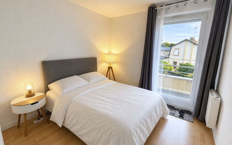 Domaine du Yearling: Blauw, Hout, Meubilair, Huis, Buitenmeubels, Stoel, Schaduw, Balkon, Beits, Eco Hotel