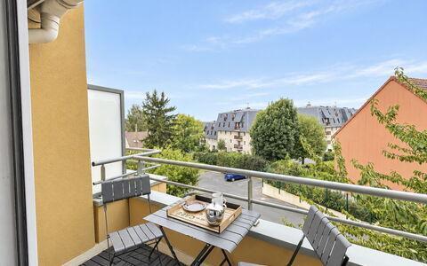 Domaine du Yearling: Blauw, Hout, Meubilair, Huis, Buitenmeubels, Stoel, Schaduw, Balkon, Beits, Eco Hotel