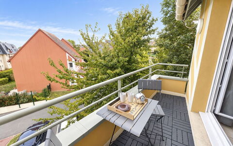 Domaine du Yearling: Blauw, Hout, Meubilair, Huis, Buitenmeubels, Stoel, Schaduw, Balkon, Beits, Eco Hotel