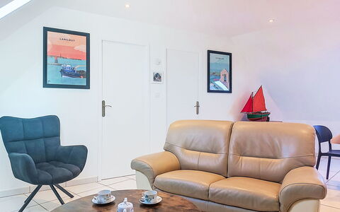 Capucine: Blauw, Hout, Meubilair, Huis, Buitenmeubels, Stoel, Schaduw, Balkon, Beits, Eco Hotel