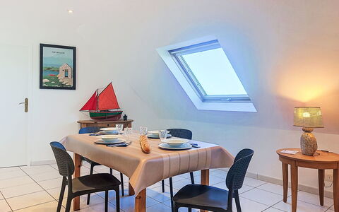 Capucine: Blauw, Hout, Meubilair, Huis, Buitenmeubels, Stoel, Schaduw, Balkon, Beits, Eco Hotel